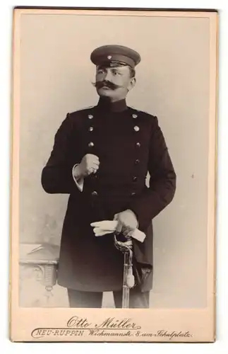 Fotografie Otto Müller, Neu-Ruppin, Soldat mit Mütze und Säbel