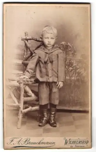 Fotografie F.A. Brauckmann, Wilhelmsbad, Junge mit kurzen Hosen