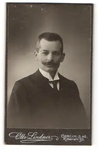 Fotografie Otto Lindner, Berlin, Mann mit Schnurrbart