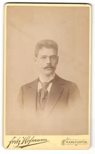 Fotografie Fritz Hofmann, Frankfurt a. M., junger Mann mit Schnurrbart