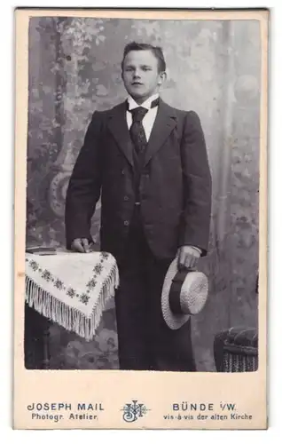 Fotografie Joseph Mail, Bünde i. W., junger Mann mit Strohhut und grosser Krawatte