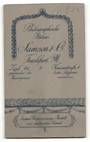 Fotografie Samson & Co., Frankfurt a.M., Frau mit Brosche und Halskette