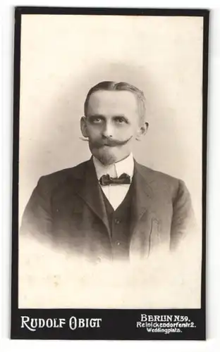Fotografie Rudolf Obigt, Berlin, Mann mit langem Schnurrbart und Kinnbart