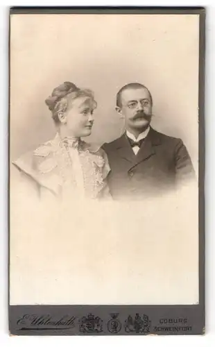 Fotografie E. Uhlenhuth, Coburg, Mann mit Brille, Frau mit besticktem Kleid