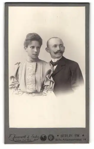 Fotografie F. Jamrath & Sohn, Berlin, Portrait bürgerliches Paar in eleganter Kleidung