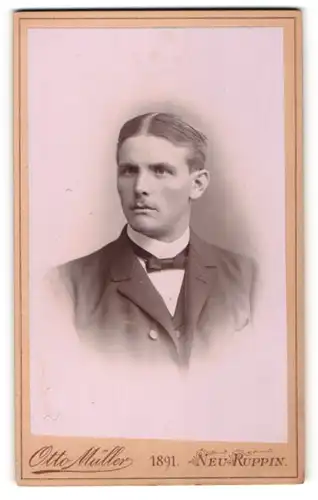 Fotografie Otto Müller, Neu Ruppin, Portrait charmanter Herr mit Fliege im Anzug