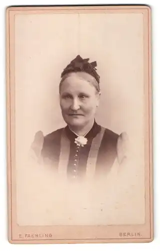 Fotografie E. Faehling, Berlin, Portrait ältere lächelnde Dame mit Haube in zeitgenössischer Kleidung