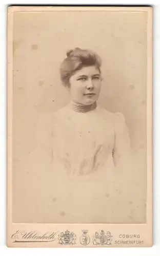 Fotografie E. Uhlenhuth, Coburg, Schweinfurt, Portrait junge hübsche Dame mit Hochsteckfrisur in weissem Kleid