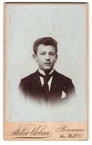 Fotografie Atelier Urban, Bremen, Portrait junger Herr mit Krawatte im Anzug