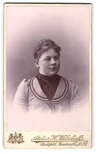 Fotografie Atelier H. Welschoff, Bielefeld, Portrait junge Dame mit zurückgebundenem Haar in zeitgenössischer Kleidung