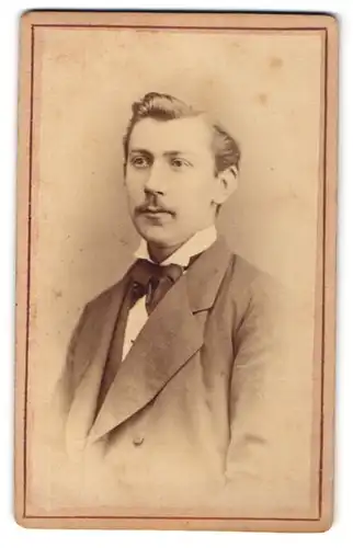 Fotografie Ludwig Köner, Schwerin, Portrait bürgerlicher Herr mit Oberlippenbart u. Fliege im Anzug