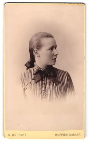 Fotografie W. Höffert, Dresden, Portrait hübsche junge Dame mit zurückgebundenem Haar in gestreifter Bluse