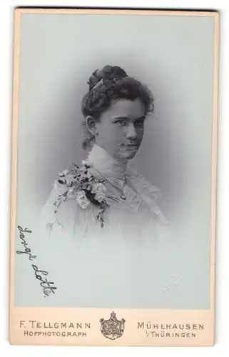 Fotografie F. Tellgmann, Mühlhausen i / Thüringen, Portrait junge hübsche Dame mit Hochsteckfrisur und Blumen