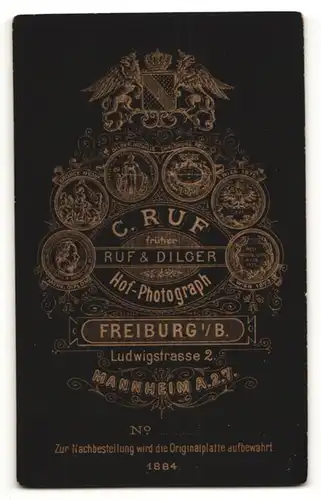 Fotografie C. Ruf, Freiburg i. B., Junger Mann im Anzug mit Zwicker