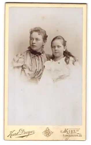 Fotografie Karl Dreyer, Kiel, Zwei junge Frauen in vertrauter Pose