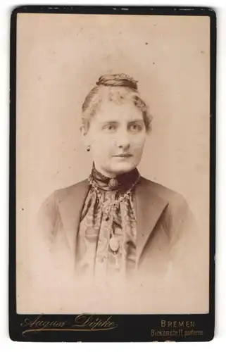 Fotografie August Döpke, Bremen, Portrait lächelnde Dame mit Hochsteckfrisur und Halskette in modischer Kleidung