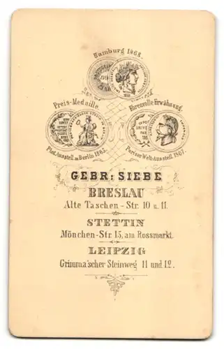 Fotografie Gebr. Siebe, Breslau, Stettin, Leipzig, Portrait älterer Herr mit Fliege im Anzug