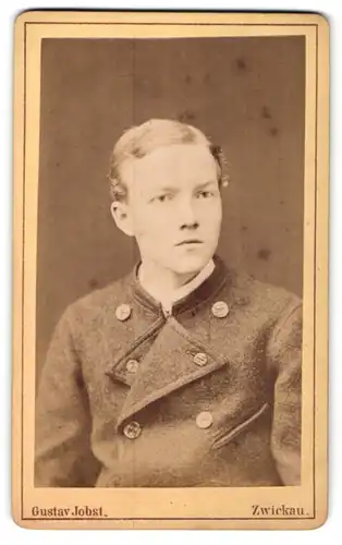 Fotografie Gustav Jobst, Zwickau, Portrait junger Herr mit Seitenscheitel in modischer Kleidung