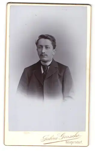 Fotografie Julius Grusche, Neugersdorf, Portrait junger Herr mit Oberlippenbart u. Krawatte im Anzug
