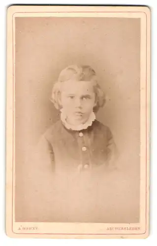 Fotografie A. Bohne, Aschersleben, Portrait kleines Mädchen mit zurückgebundenem Haar in zeitgenössischer Kleidung