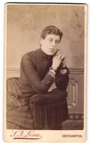Fotografie S. J. Line, Southampton, Portrait bürgerliche Dame mit Armbanduhr auf eine Lehne gestützt