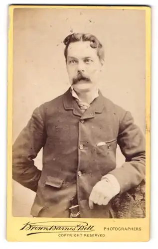 Fotografie Brown Darnes Bell, London, Liverpool, Portrait lächelnder Herr mit Schnauzbart in zeitgenössischer Kleidung