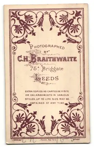 Fotografie C. H. Braithwaite, Leeds, Portrait, Portrait junge Dame mit Amulett u. Buch am Tisch sitzend