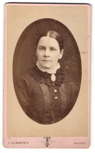 Fotografie T. Illingworth, Halifax, Portrait junge Dame mit zurückgebundenem Haar und Kragenbrosche