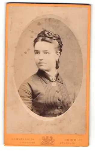 Fotografie Hammersmith, London, Portrait junge Dame mit Flechtfrisur und Amulett in zeitgenössischer Kleidung