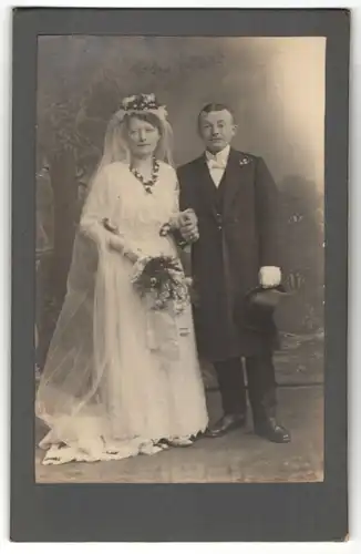 Fotografie unbekannter Fotograf und Ort, Portrait Braut und Bräutigam, Hochzeit