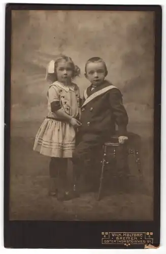 Fotografie Wilh. Holtorp, Bremen, Portrait kleiner Bub und Mädchen, Bruder und Schwester