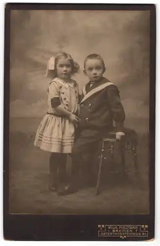 Fotografie Wilh. Holtorp, Bremen, Portrait kleiner Bub und Schwester in zeitgenöss. Kleidung