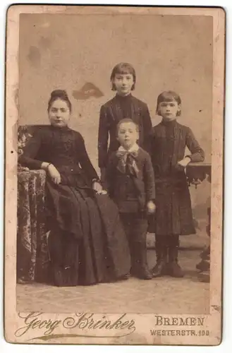 Fotografie Georg Brinker, Bremen, Portrait Mutter mit drei Kindern