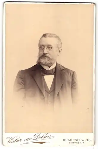 Fotografie Walter van Delden, Braunschweig, Portrait Herr mit Brille und Bart
