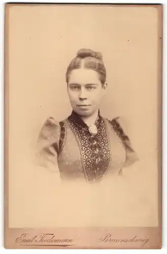 Fotografie Emil Tiedemayer, Braunschweig, Portrait Dame mit Medaillon