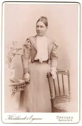 Fotografie Klinkhardt & Eyssen, Dresden, Portrait bürgerliche Dame in zeitgenöss. Garderobe