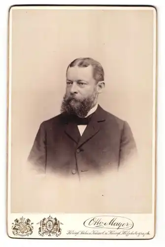 Fotografie Otto Meyer, Dresden, Portrait Herr mit Vollbart in Anzug