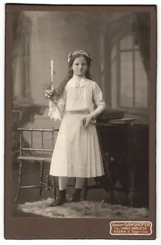 Fotografie Atelier Ganghofer, Egern a. Tegernsee, Portrait Mädchen in feierlicher Kleidung mit Kerze