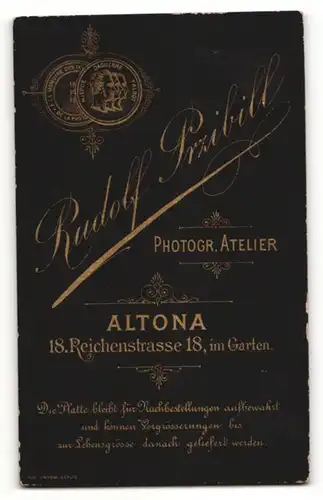 Fotografie Rudolf Przibill, Altona, Mann mit Mittelscheitel und Frau mit Buch im Schoss