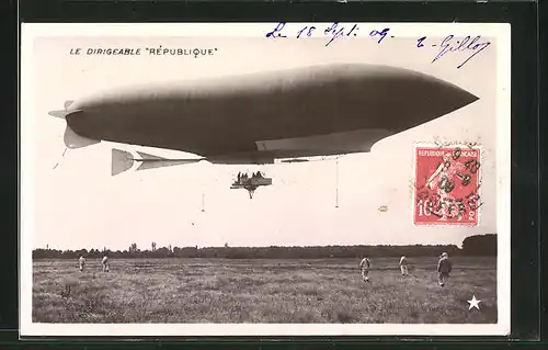 AK Zeppelin vor der Landung auf dem Flugfeld