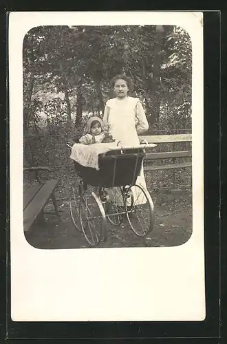 Foto-AK Kindermädchen mit Kinderwagen