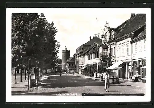 AK Beeskow / Mark, Adolf--Strasse mit Hotel Schwan