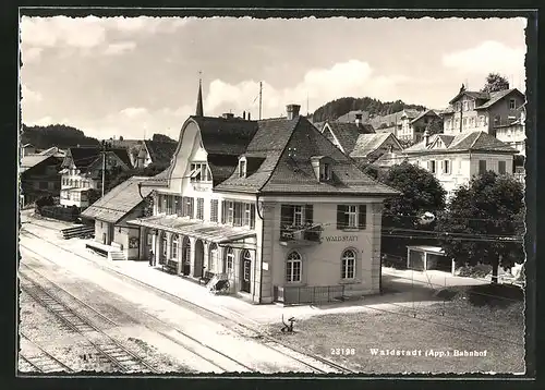 AK Waldstatt, Bahnhofsgebäude von der Gleisseite betrachtet