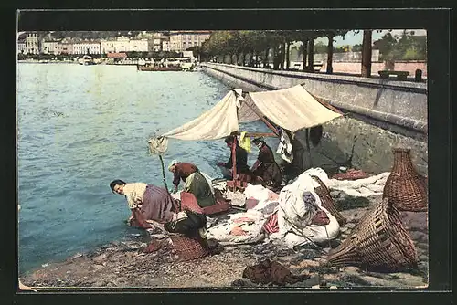 AK Waschfrauen waschen ihre Wäsche am Ufer