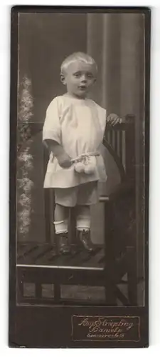 Fotografie August Striepling, Hameln, kleiner blonder Junge mit Kordel um Taille