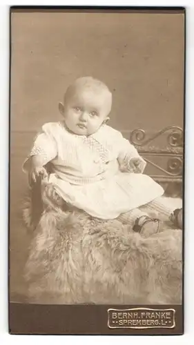 Fotografie Bernh. Franke, Spremberg L., Baby mit Strümpfen und Schuhen