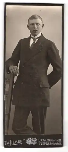 Fotografie Th. Liebert, Bremen, junger Mann mit Krawatte und in Zweireiher