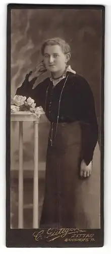 Fotografie C. Güttges, Zittau, junge Dame in Rock und Bluse mit langer Kette