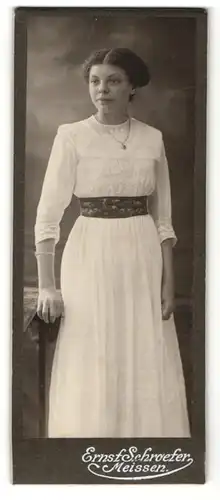 Fotografie Ernst Schroeter, Meissen, junge Dame mit gemusteren Taillenband