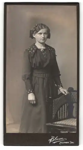 Fotografie Blum, Meerane i. Sa., junge Dame mit gemusterten Kleid an Kragen und Ärmeln